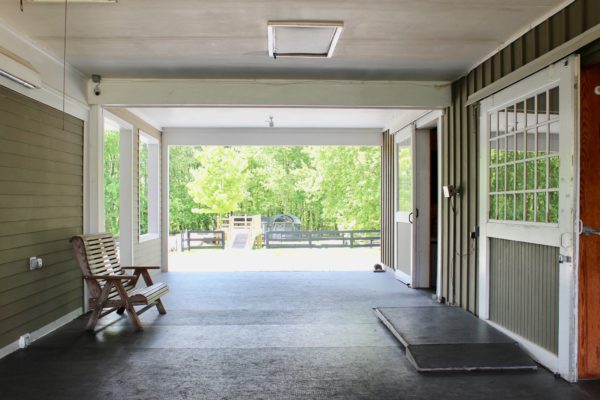 Front office and stableBreezeway-  Breezeway from the parking lot to the back  which doubles as an outdoor waiting room